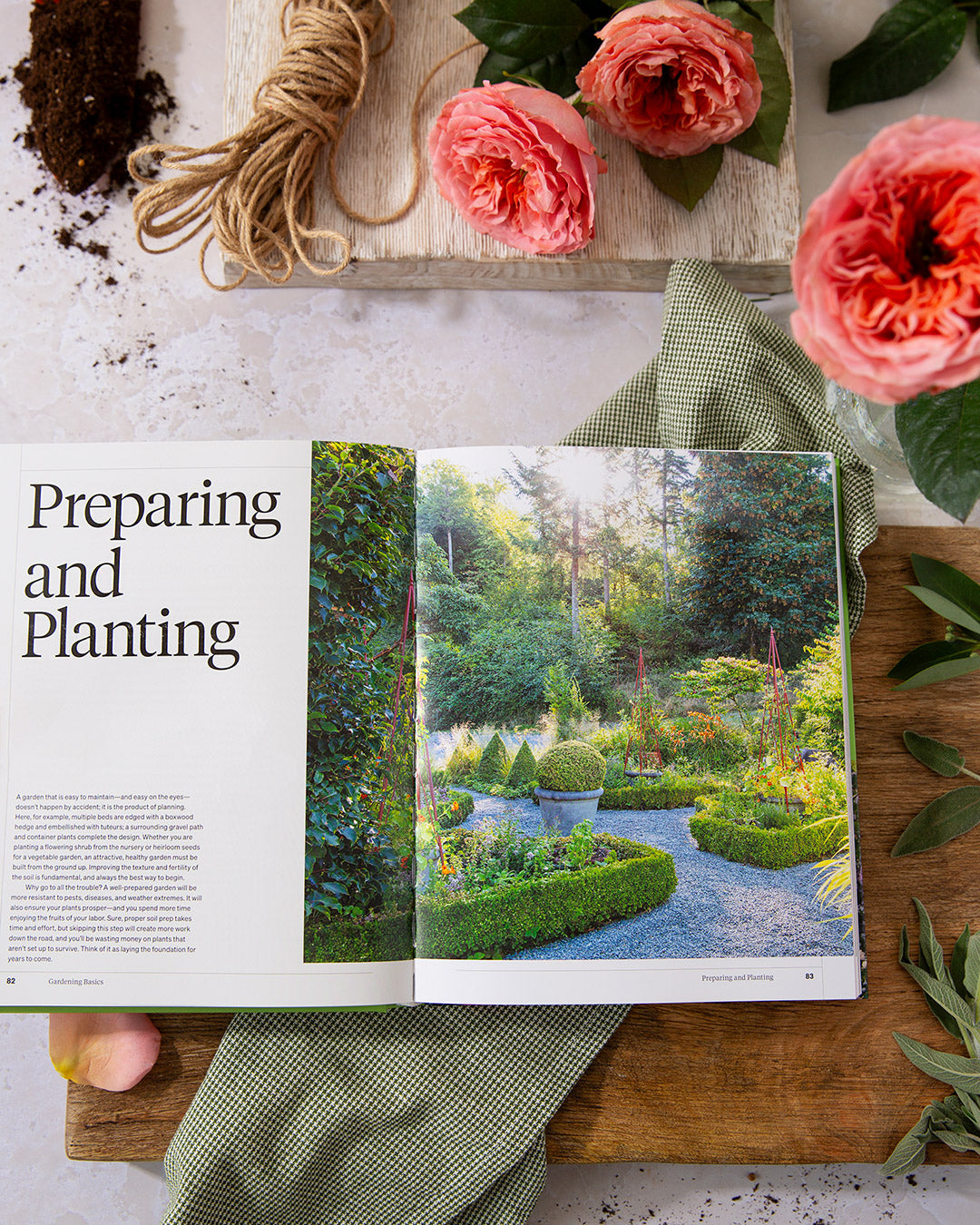 Martha Stewart's Gardening Handbook: The Essential Guide to Designing, Planting, and Growing