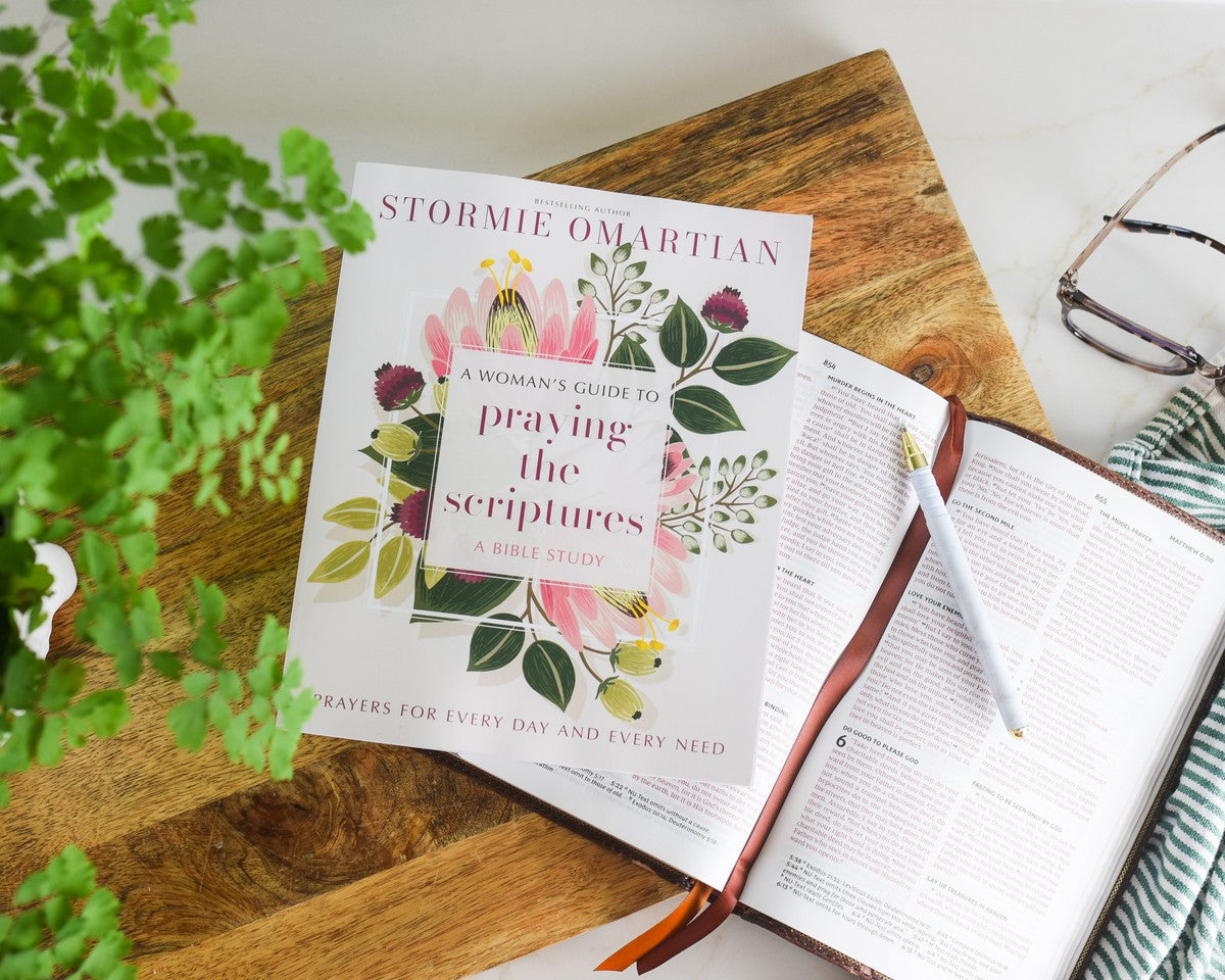 A Woman's Guide to Praying the Scriptures: Prayers for Every Day and Every Need (A Prayer Bible Study)