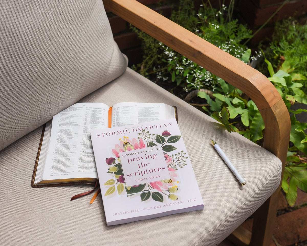 A Woman's Guide to Praying the Scriptures: Prayers for Every Day and Every Need (A Prayer Bible Study)