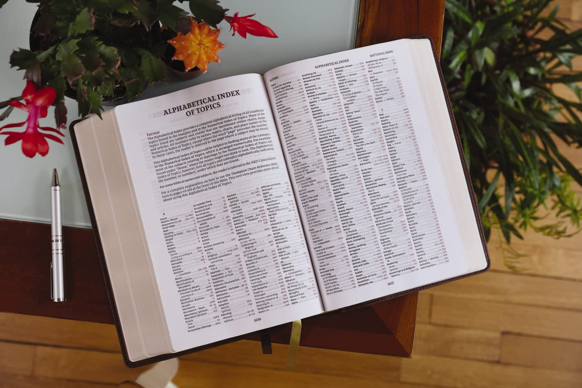 NKJV, Thompson Chain-Reference Bible, Large Print, Red Letter, Comfort Print