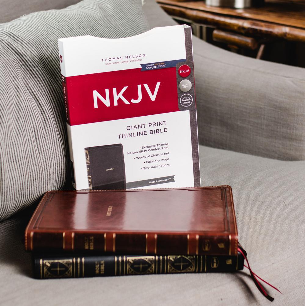 NKJV, Thinline Bible, Giant Print, Red Letter Edition, Comfort Print