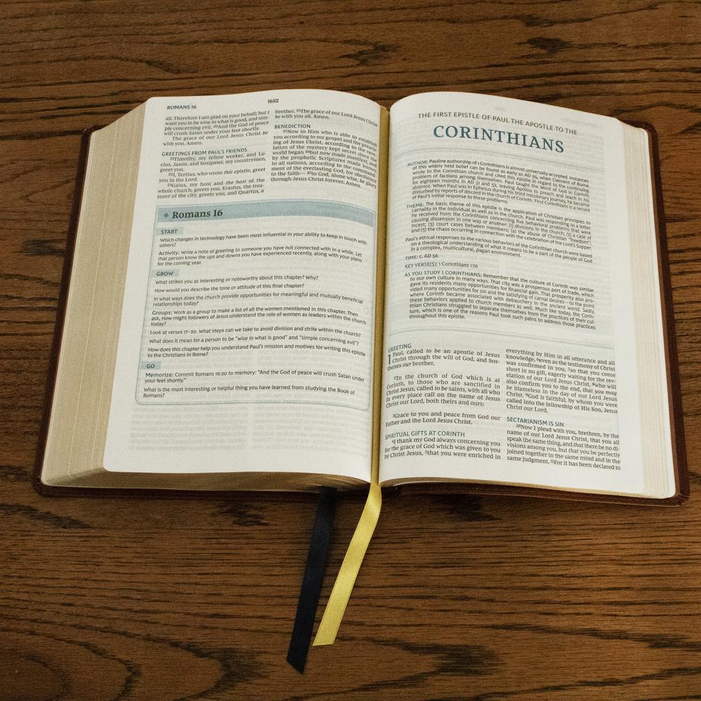 NKJV, The Bible Study Bible, Comfort Print: A Study Guide for Every Chapter of the Bible