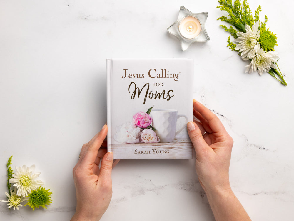 Jesus Calling for Moms, Padded Hardcover, with Full Scriptures: Devotions for Strength, Comfort, and Encouragement (A 50-Day Devotional)