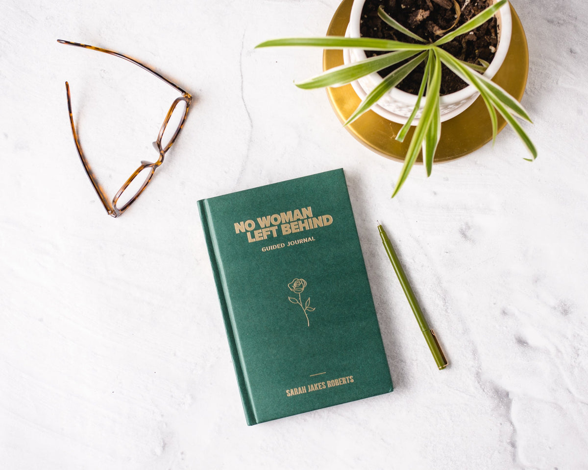 No Woman Left Behind Guided Journal: A Journey to Breaking Up with Your Fears and Revolutionizing Your Life (A Woman Evolve Experience)