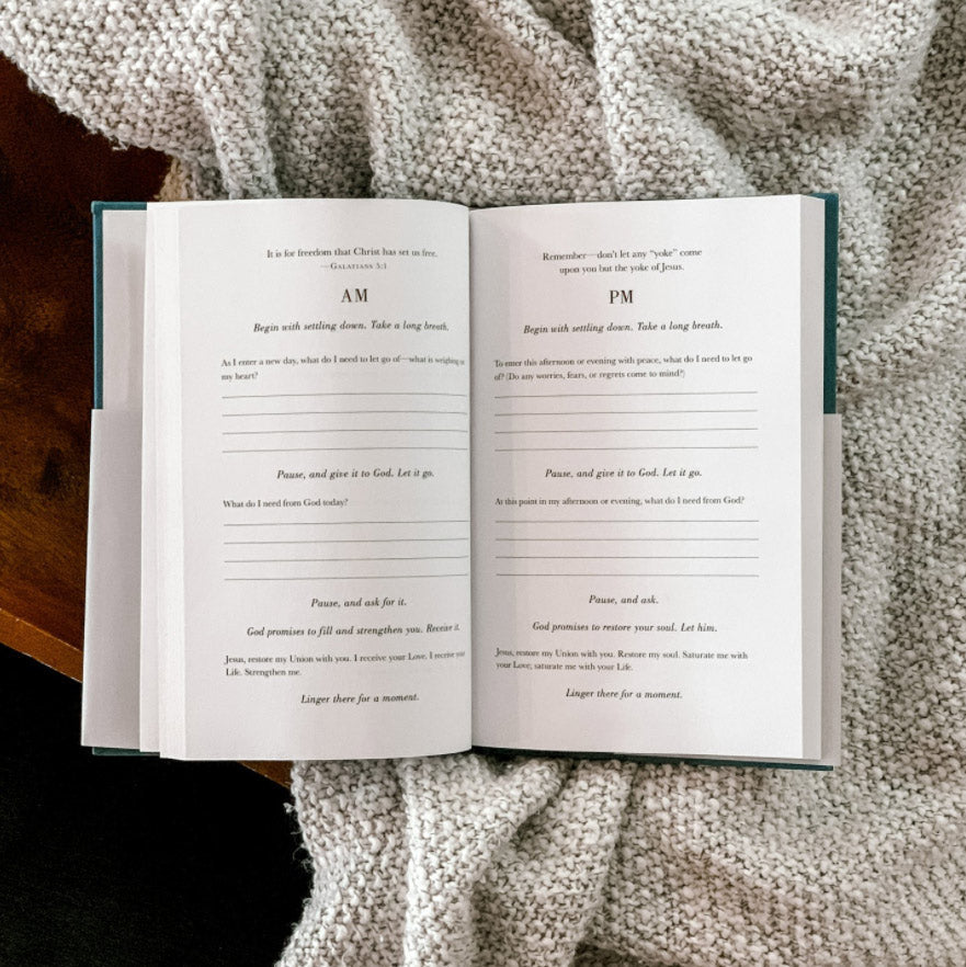 The One Minute Pause Journal: A Daily Invitation to Slow Down, Stop, and Reflect (A 90-Day Guided Devotional Journal)