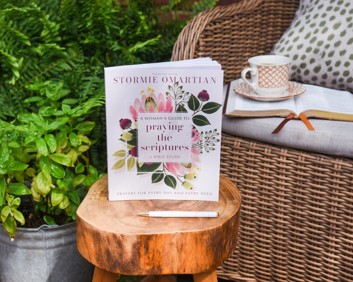 A Woman's Guide to Praying the Scriptures: Prayers for Every Day and Every Need (A Prayer Bible Study)