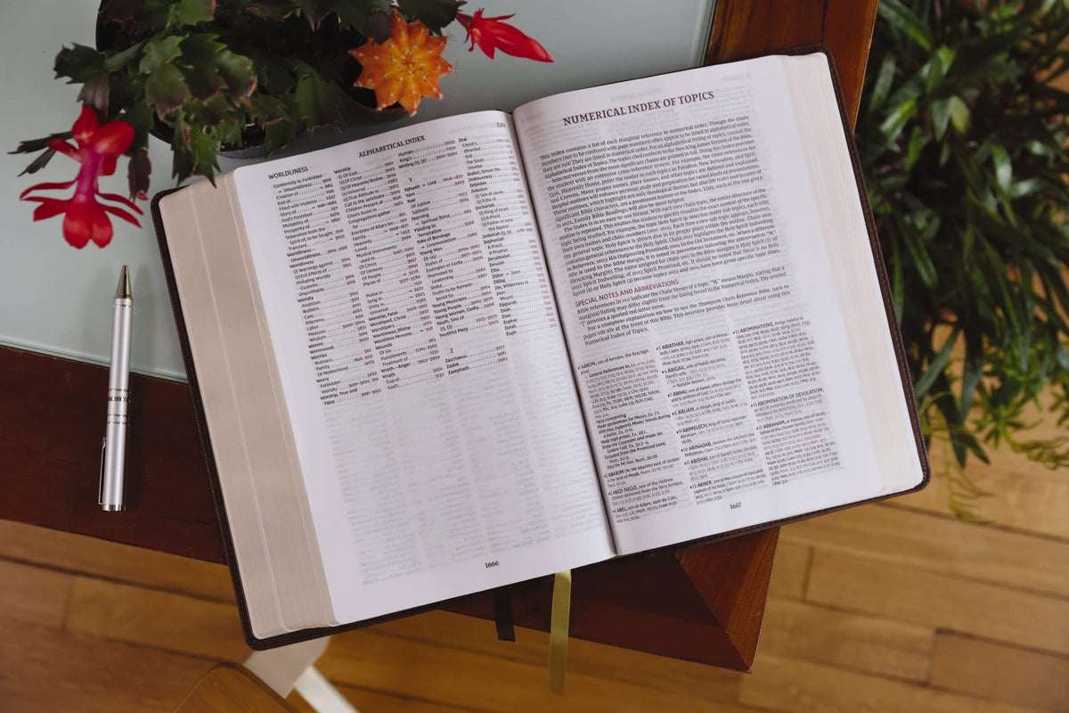 NKJV, Thompson Chain-Reference Bible, Large Print, Red Letter, Comfort Print