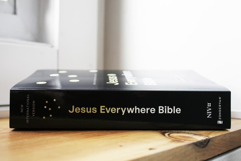 NIV, Jesus Everywhere Outreach Bible, Larger Print, Paperback, Comfort Print