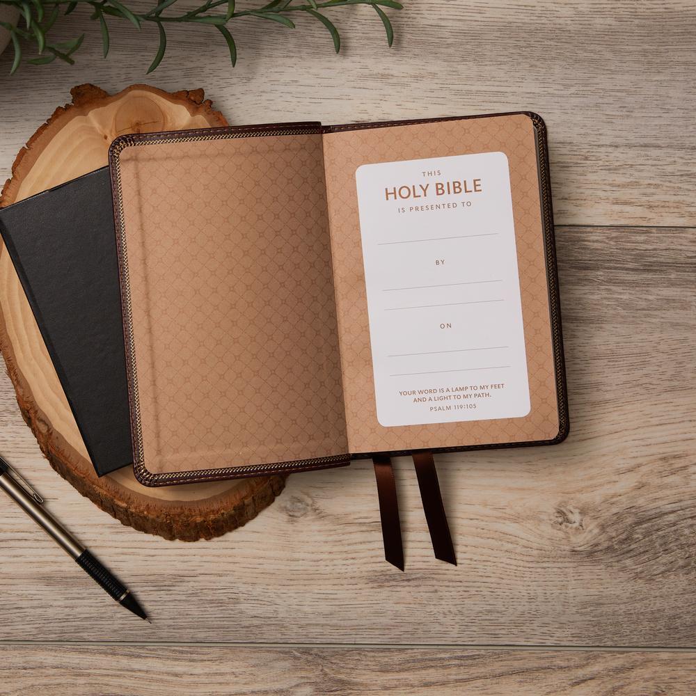 NKJV, Value Thinline Bible, Compact, Red Letter Edition, Comfort Print: Holy Bible, New King James Version
