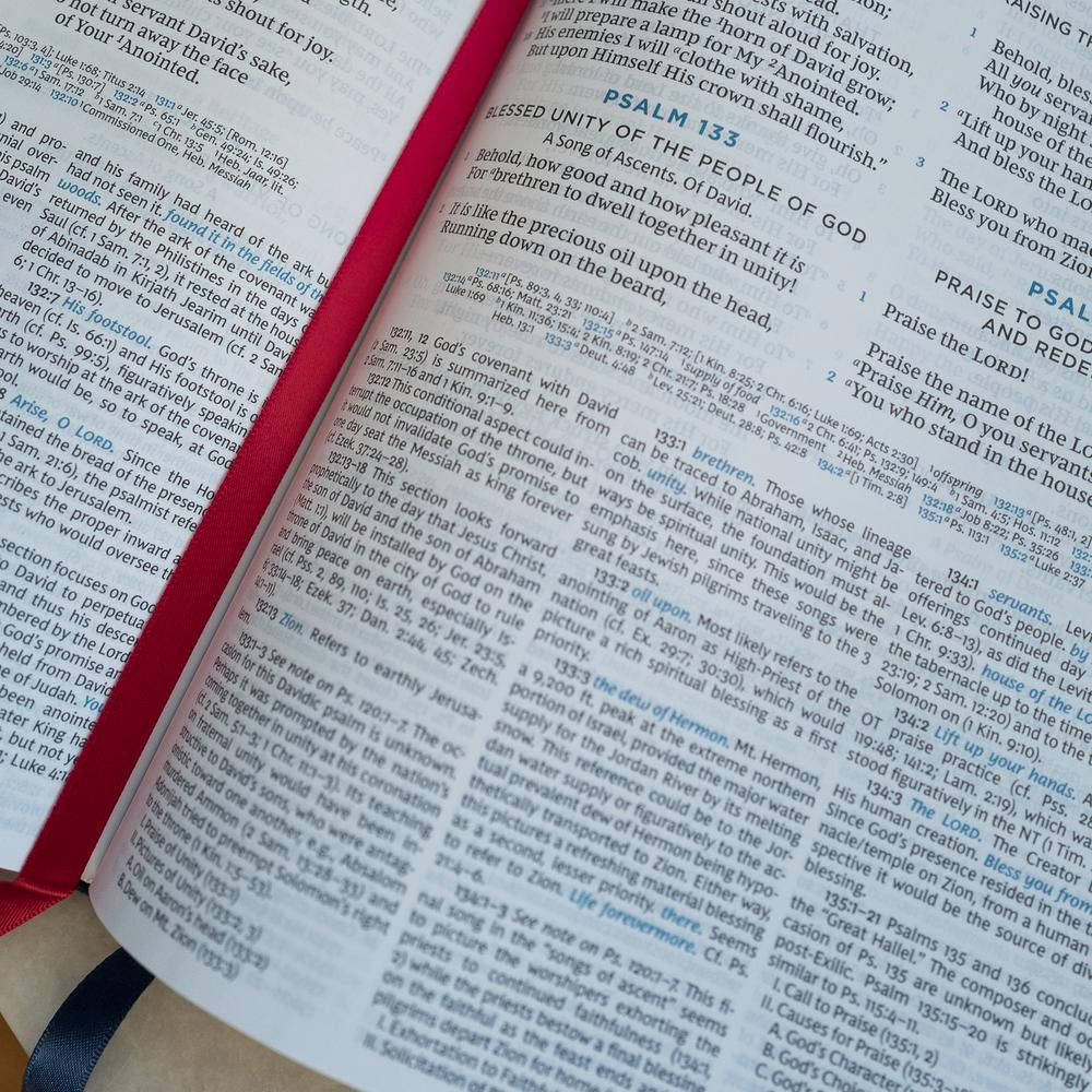 NKJV, MacArthur Study Bible, 2nd Edition, Comfort Print: Unleashing God's Truth One Verse at a Time (Holy Bible, New King James Version)