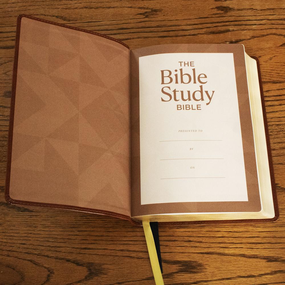 NKJV, The Bible Study Bible, Comfort Print: A Study Guide for Every Chapter of the Bible