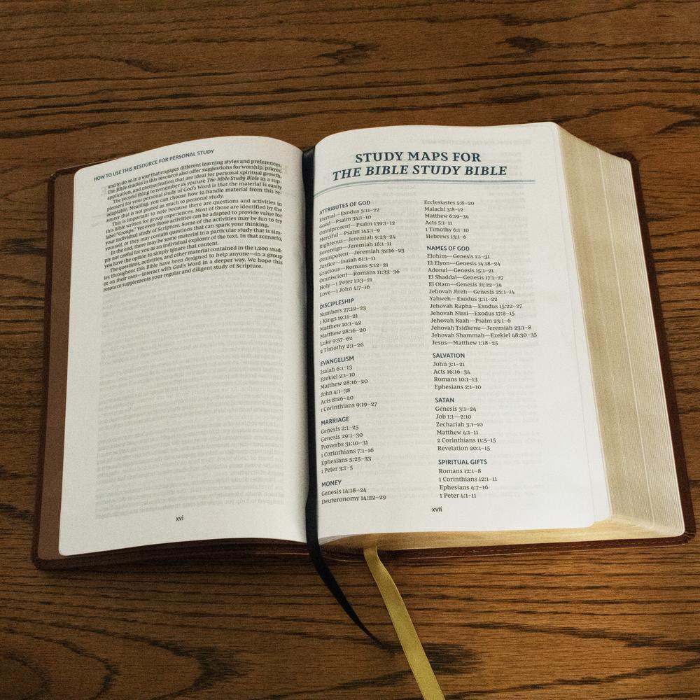 NKJV, The Bible Study Bible, Comfort Print: A Study Guide for Every Chapter of the Bible