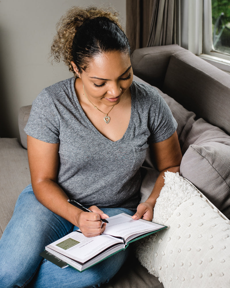 No Woman Left Behind Guided Journal: A Journey to Breaking Up with Your Fears and Revolutionizing Your Life (A Woman Evolve Experience)