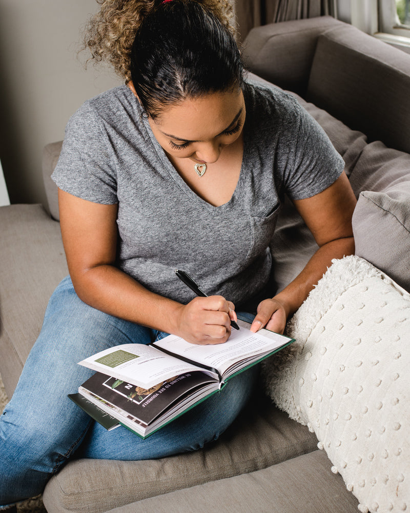 No Woman Left Behind Guided Journal: A Journey to Breaking Up with Your Fears and Revolutionizing Your Life (A Woman Evolve Experience)