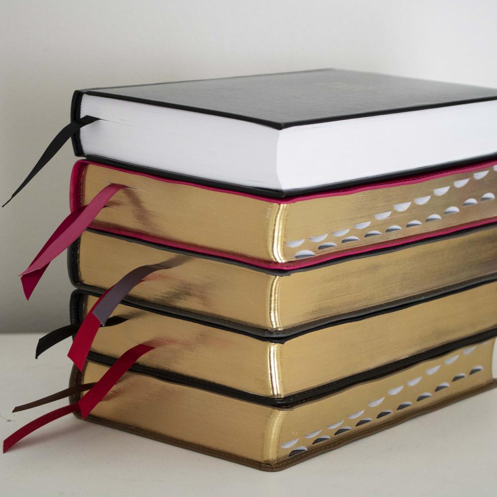NKJV, Compact Center-Column Reference Bible, Red Letter, Comfort Print