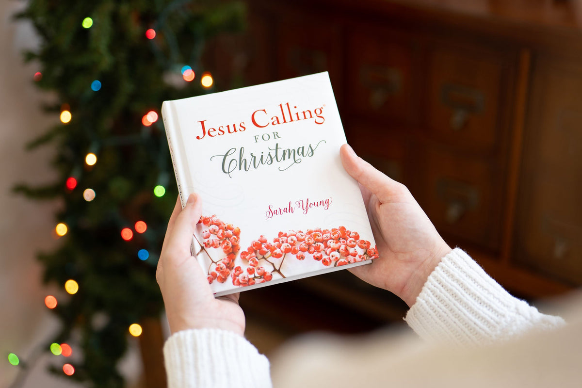 Jesus Calling for Christmas, Padded Hardcover, with Full Scriptures: Seasonal Devotions for Christmas (A 50-Day Devotional) – The Perfect Christian Gift for Advent and the Holiday Season