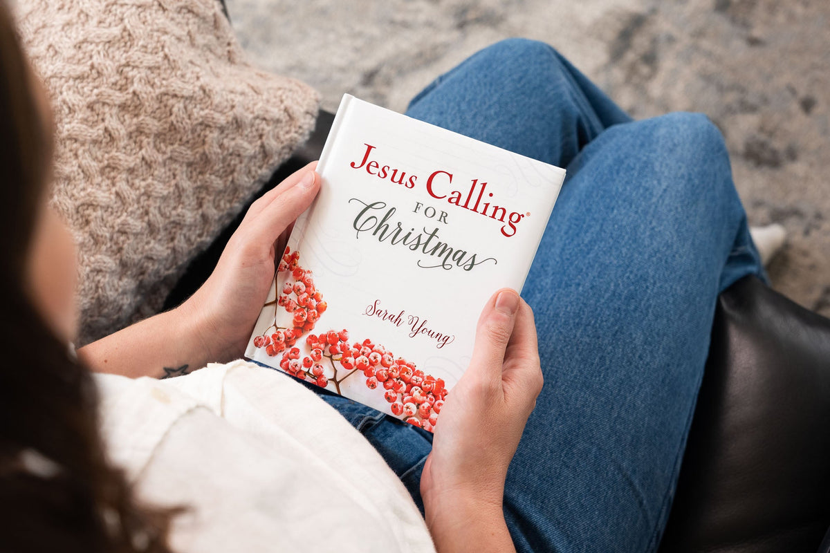 Jesus Calling for Christmas, Padded Hardcover, with Full Scriptures: Seasonal Devotions for Christmas (A 50-Day Devotional) – The Perfect Christian Gift for Advent and the Holiday Season