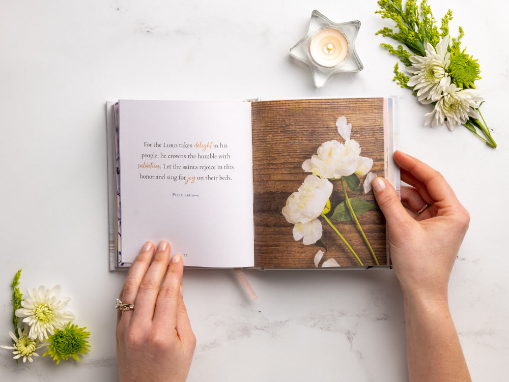 Jesus Calling for Moms, Padded Hardcover, with Full Scriptures: Devotions for Strength, Comfort, and Encouragement (A 50-Day Devotional)