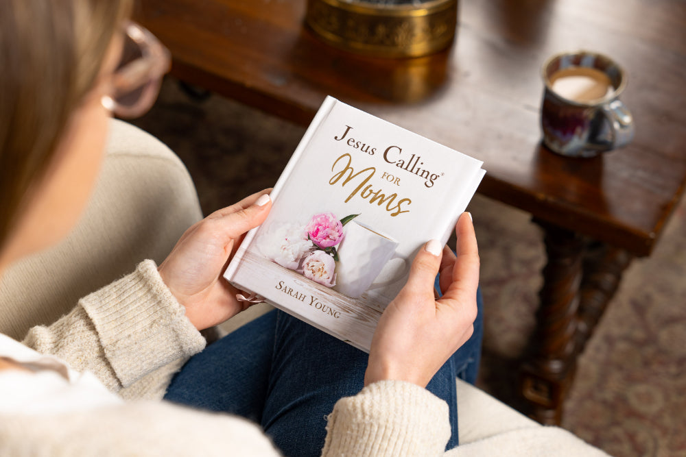 Jesus Calling for Moms, Padded Hardcover, with Full Scriptures: Devotions for Strength, Comfort, and Encouragement (A 50-Day Devotional)