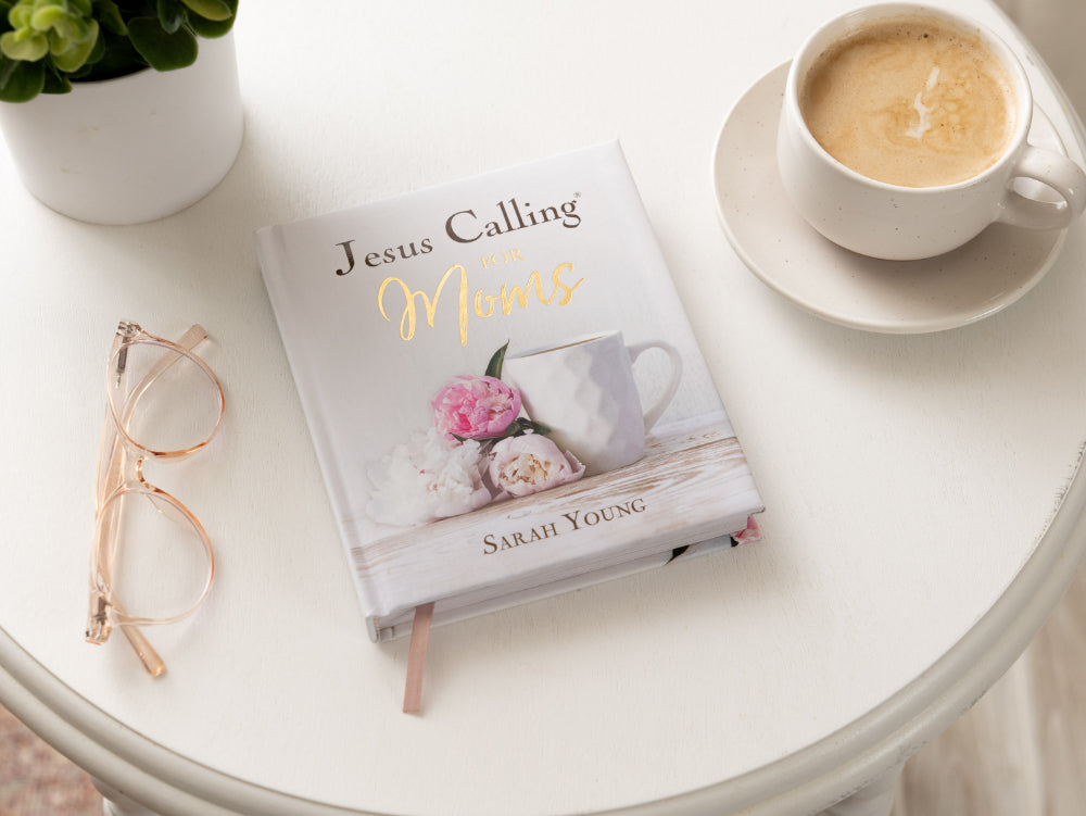 Jesus Calling for Moms, Padded Hardcover, with Full Scriptures: Devotions for Strength, Comfort, and Encouragement (A 50-Day Devotional)
