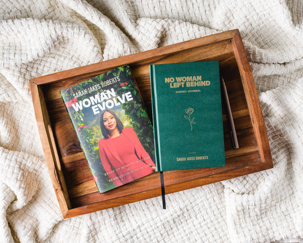 No Woman Left Behind Guided Journal: A Journey to Breaking Up with Your Fears and Revolutionizing Your Life (A Woman Evolve Experience)